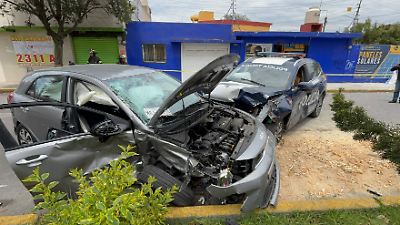 Accidente en Toluca: patrulla y auto particular colisionan y dejan cuatro heridos en la colonia Morelos