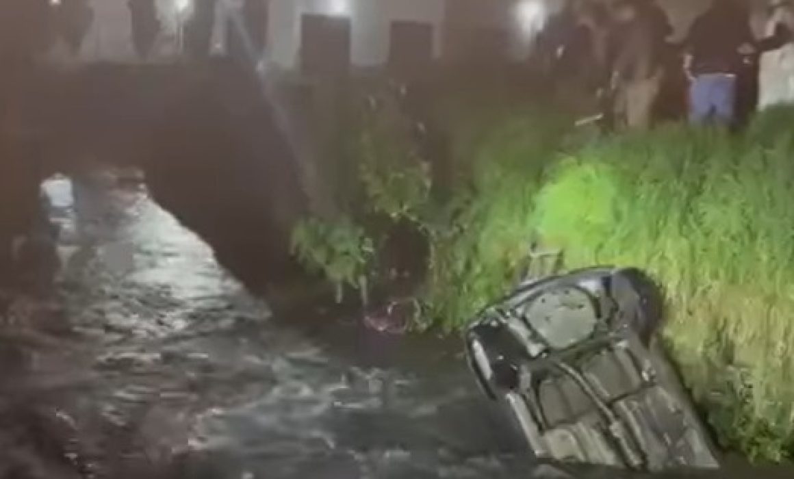 Accidente en Toluca: vehículo cae en canal de aguas negras y personas son rescatadas