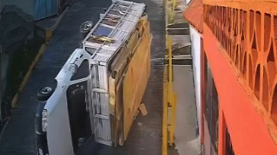 Accidente en Tultitlán: Camioneta cargada con cartón vira y deja un lesionado