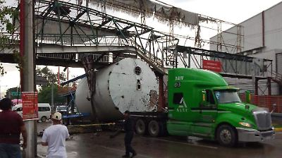 Accidente en Tultitlán: Tráiler queda atorado bajo puente peatonal y provoca cierre total en López Portillo