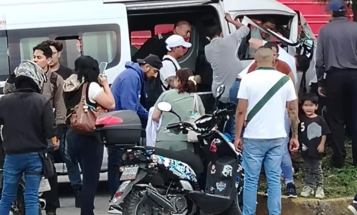 Accidente en Tultitlán: Transporte público choca contra árbol tras violar semáforo y deja siete lesionados
