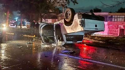 Accidente en Tultitlán: lluvia provoca volcadura y lesiones en calles de Valle de México