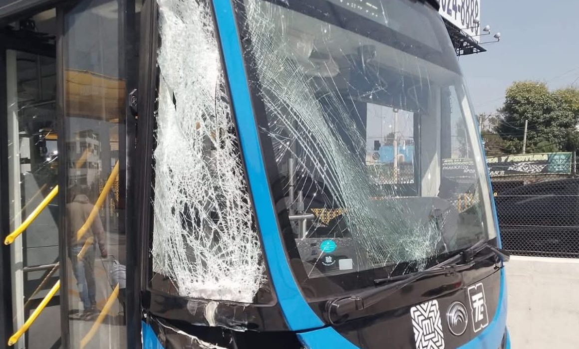 Accidente en Valle de Chalco: Trolebús de la Línea 11 choca contra poste y deja tres lesionados