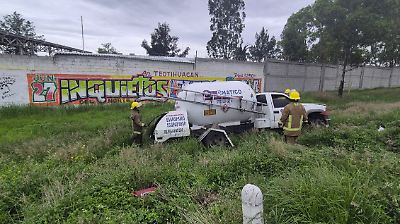 Accidente en autopista México-Pirámides: una pipa de gas LP se sale del camino y causa movilización