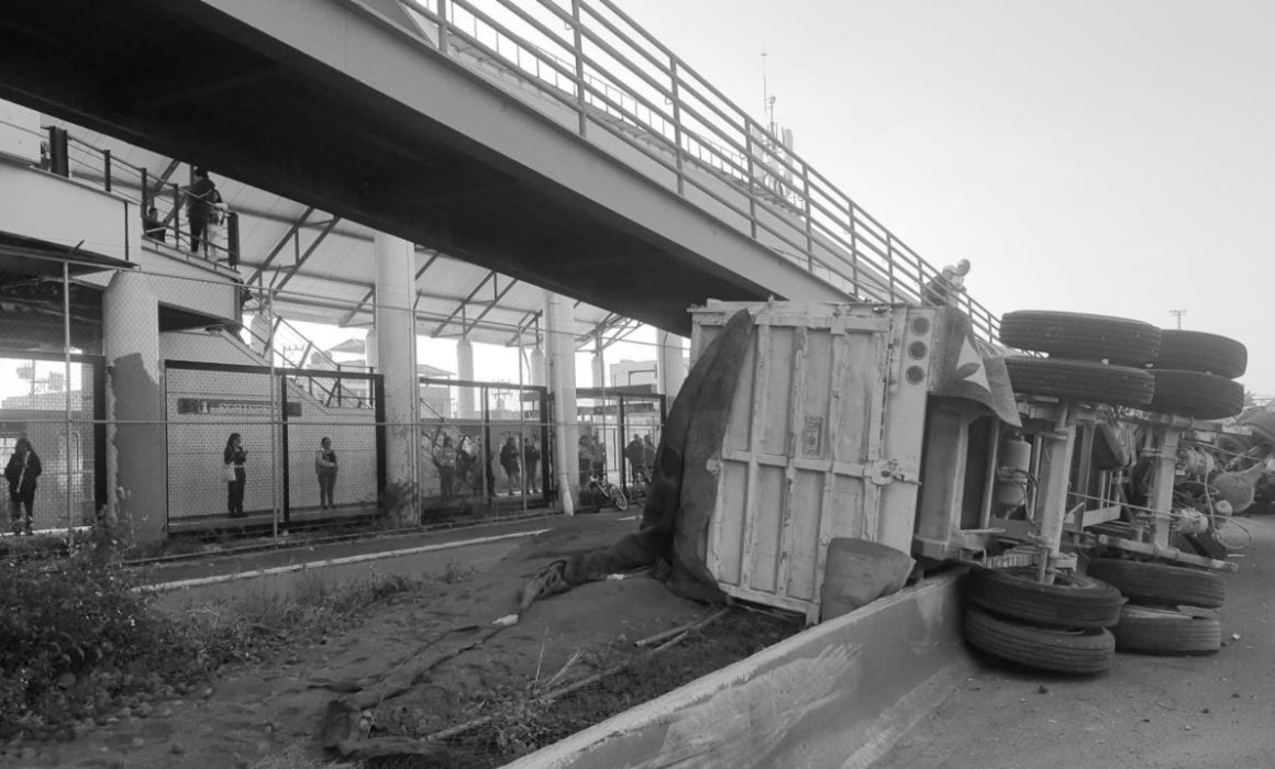 Accidente en avenida Central de Ecatepec: un camión con arena vuelca cerca del Metro Ecatepec