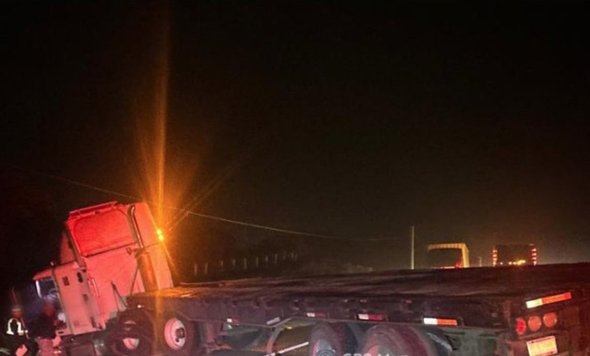 Accidente en carretera Los Reyes Zacatepec provoca cierre total y accidente en el Edomex