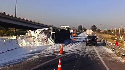 Accidente en el CEM: Tráiler vuelca con pintura y causa caos en Ecatepec
