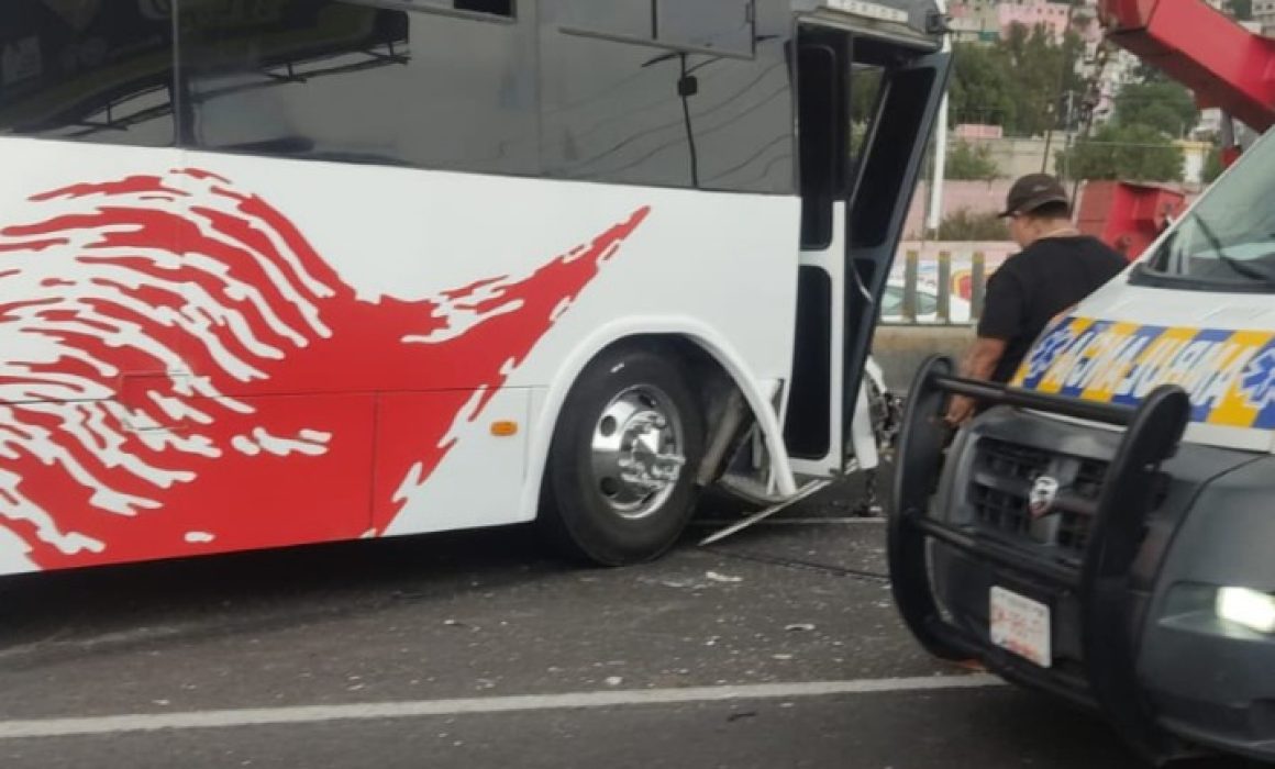 Accidente en la Méx-Pachuca: colisión entre autobús, vehículo compacto y pipa de gas LP sin lesionados graves