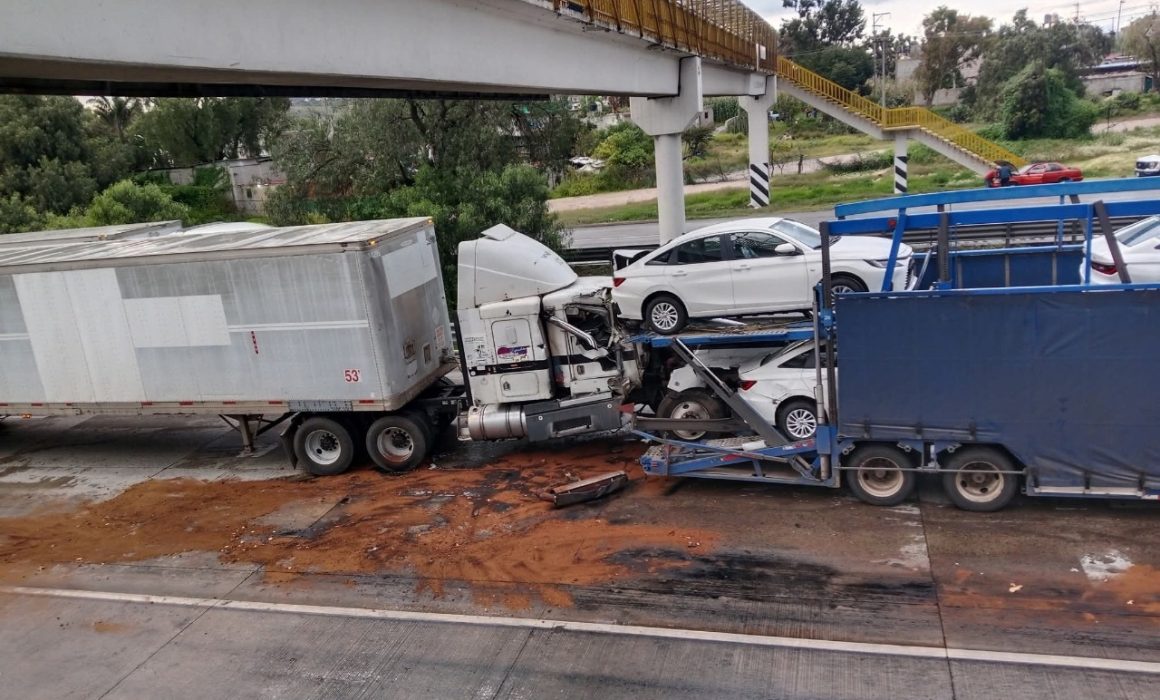 Accidente en la Méx-Qro en Jorobas deja tres tractocamiones con derrame de diésel