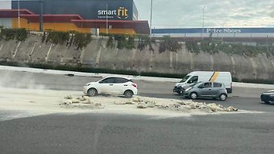 Accidente en la México-Querétaro provoca caos vial por caída de bultos de cemento