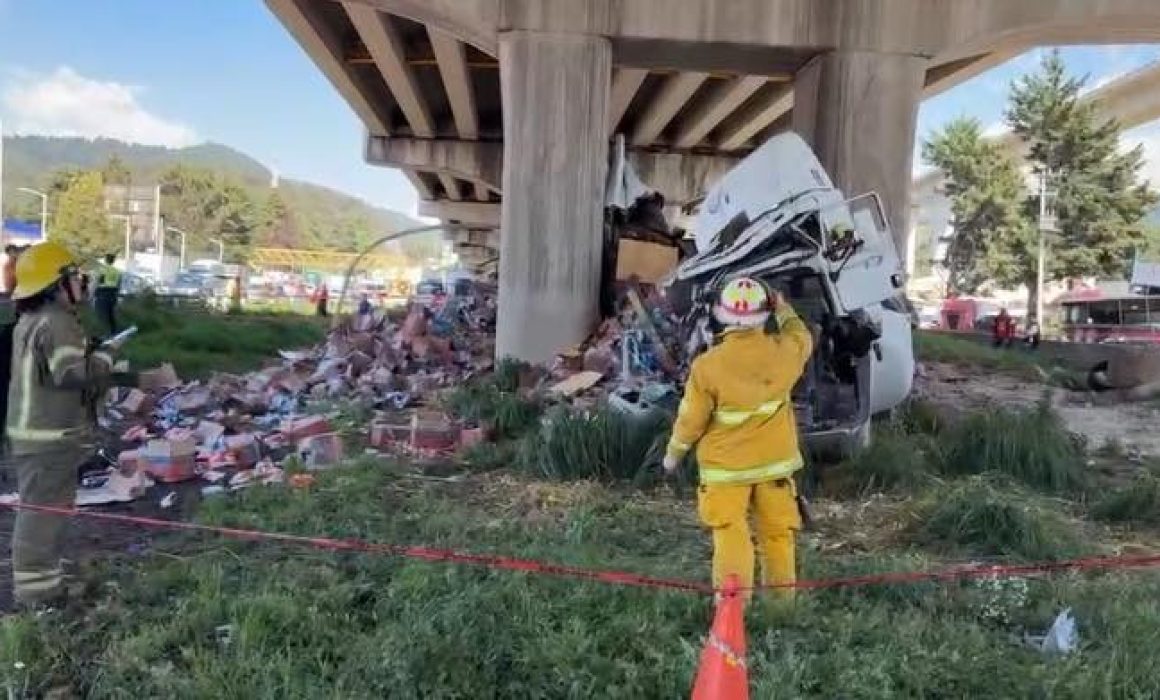 Accidente en la Mexico–Toluca: tráiler sin frenos choca contra columna y causa caos