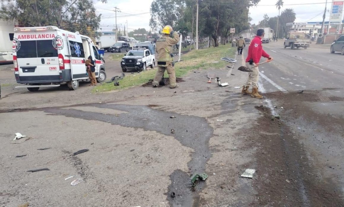 Accidente en la Texcoco-Lechería: Dos tractocamiones impactan y dejan motor desprendido