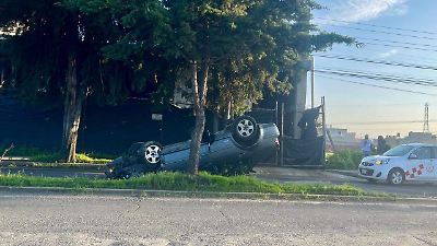 Accidente en la Toluca-Amanalco: auto volcó en Zinacantepec y dejó lesionado leve