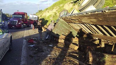 Accidente en la autopista México-Tulancingo deja 17 heridos tras colisión entre autobús y camión de madera
