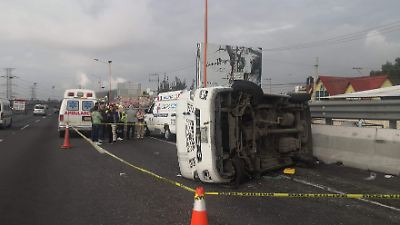 Accidente en la autopista México-Pachuca deja un muerto y 19 heridos tras volcadura de transporte público