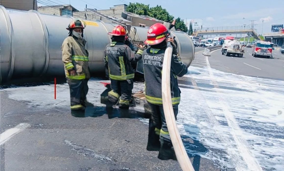 Accidente en la autopista México-Pachuca deja volcadura de pipa con 64 mil litros de diésel y provoca cierre parcial de circulación