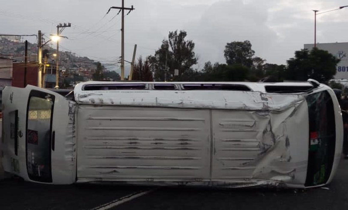 Accidente en la autopista México-Pachuca deja un muerto y 11 heridos tras vuelco de camión de transporte público