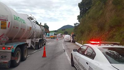 Accidente en la autopista México-Puebla: vuelca una pipa de combustible y provoca largas filas