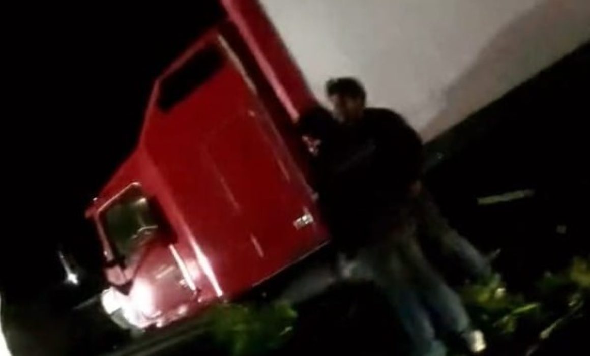 Accidente en la autopista México-Toluca paraliza la circulación y deja un camión volcado en una zanja