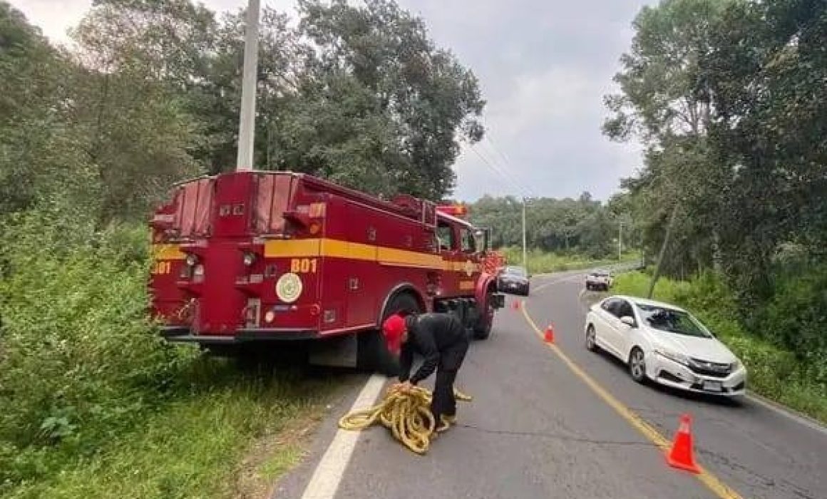 Accidente en la carretera Atlautla–Ecatzingo: vehículo cae a barranco en zona volcánica