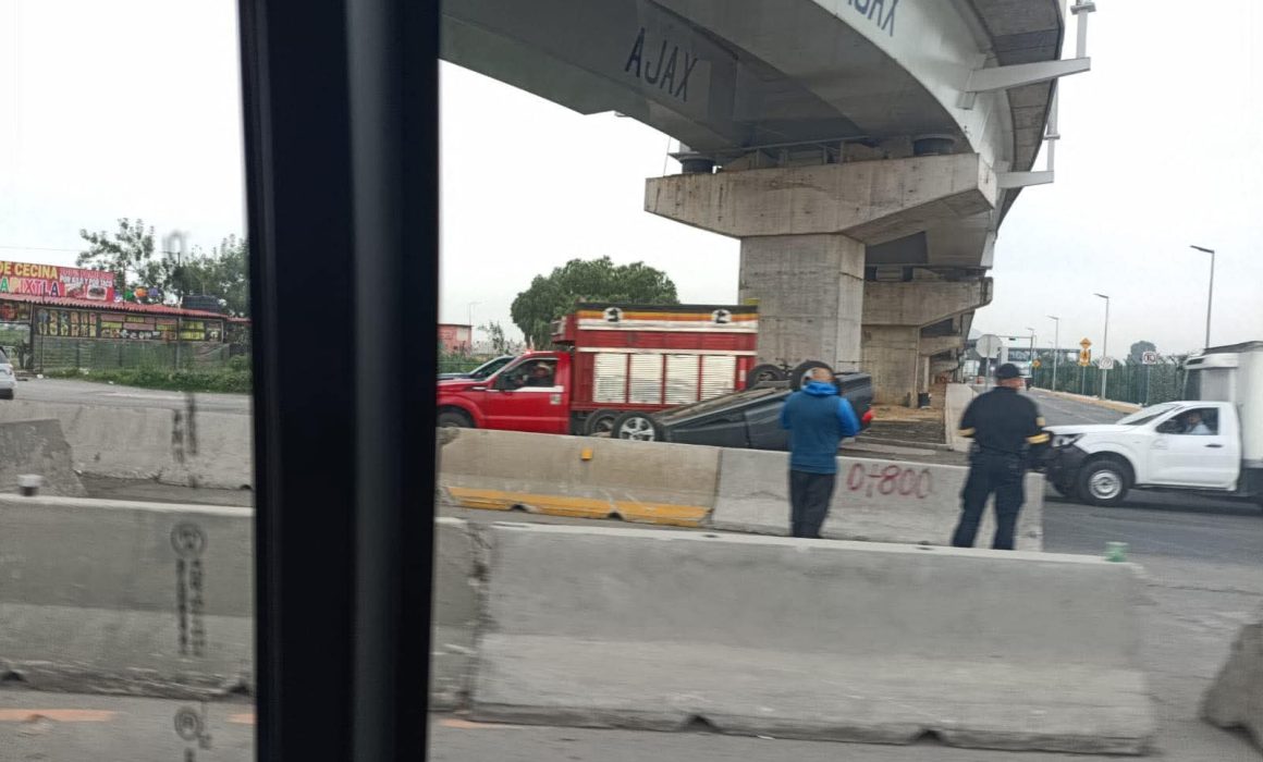 Accidente en la carretera Chalco-Ixtapaluca: vehículo volcado por pérdida de control en retorno de alta afluencia