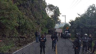 Accidente en la carretera Santiago-Chalma en Ocuilan deja un camión volcado y circulación cerrada