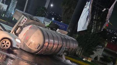 Accidente en la carretera Texcoco–México pone en riesgo un anuncio espectacular y provoca cierre de carriles