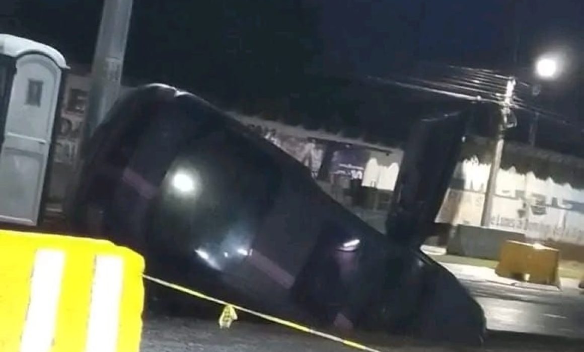 Accidente en obras del Trolebús Chalco-Santa Martha: vehículo cae en zanja sin señalización adecuada