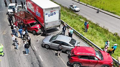 Accidente múltiple en Libramiento Bicentenario deja 12 lesionados y kilométrica fila de autos varados
