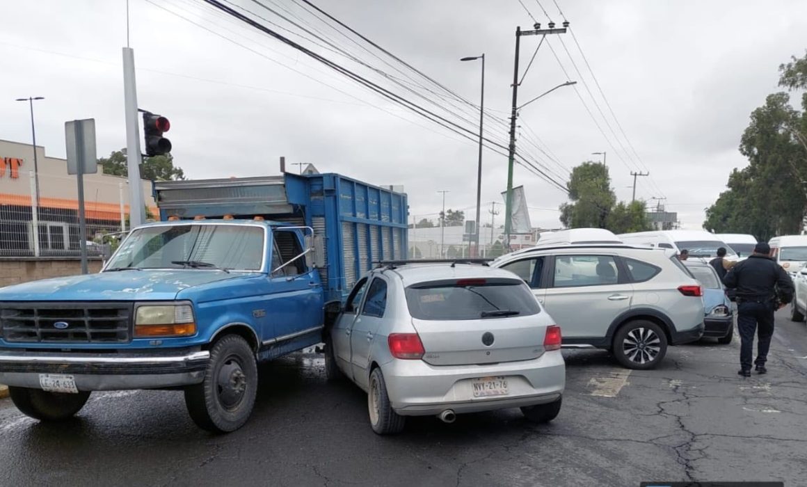 Accidente múltiple en Vía Morelos en Ecatepec deja 4 personas heridas