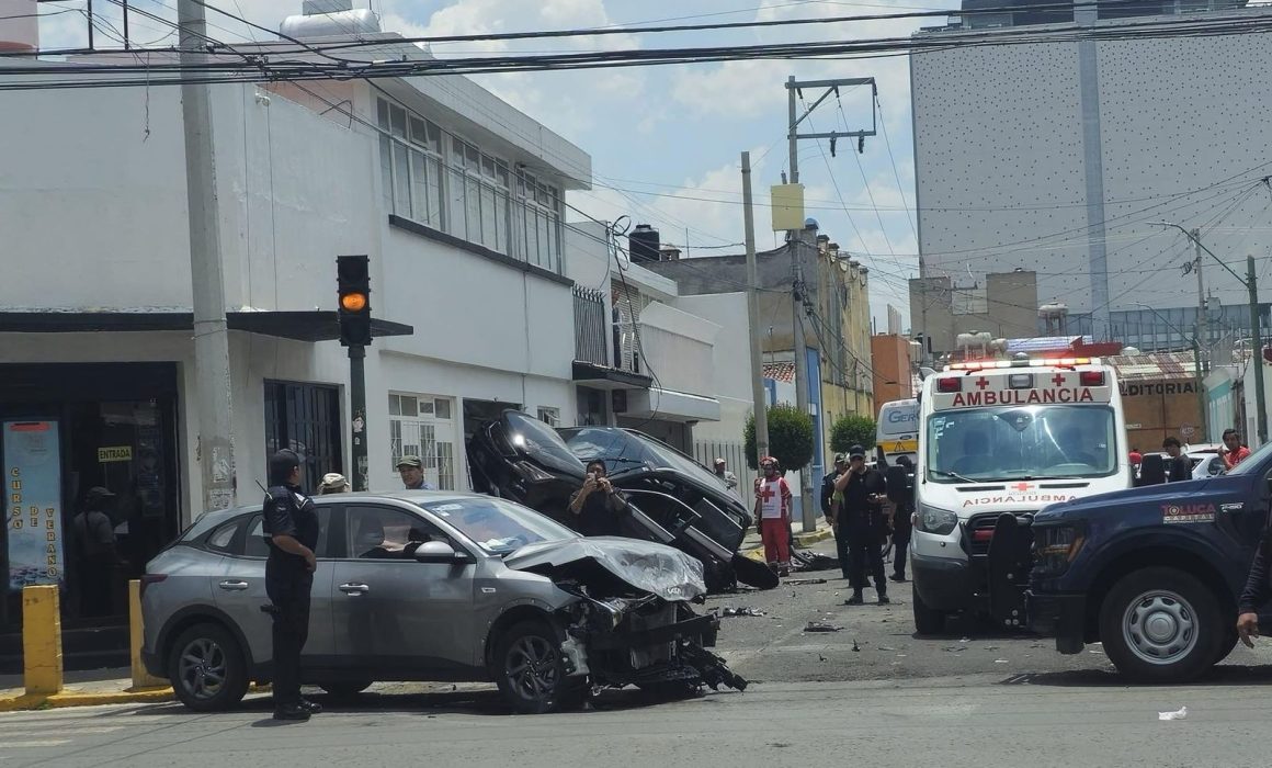 Accidente millonario en Toluca deja cinco lesionados y daños materiales severos