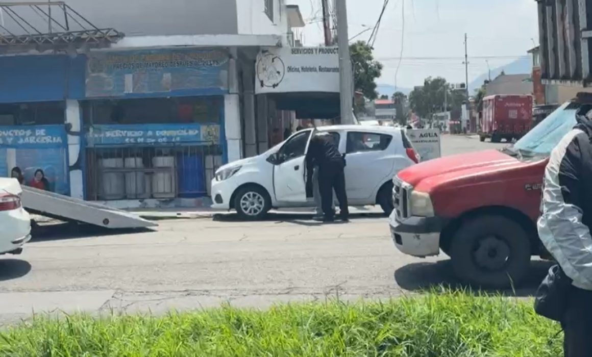 Accidente y persecución en Ecatepec: volcadura tras choque en Valle de Aragón