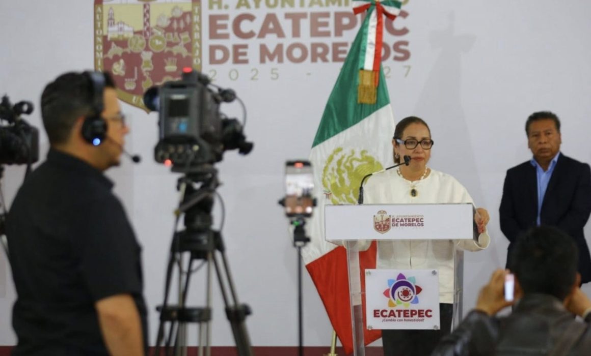 Acusan a la alcaldesa de Ecatepec de crear cargos con sueldos millonarios para allegados