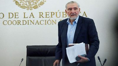 Adán Augusto López rechaza acusaciones y asegura transparencia en sus ingresos