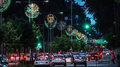Adornos patrios en Paseo Colón de Toluca iluminan la noche, pero algunos no funcionan y llaman la atención