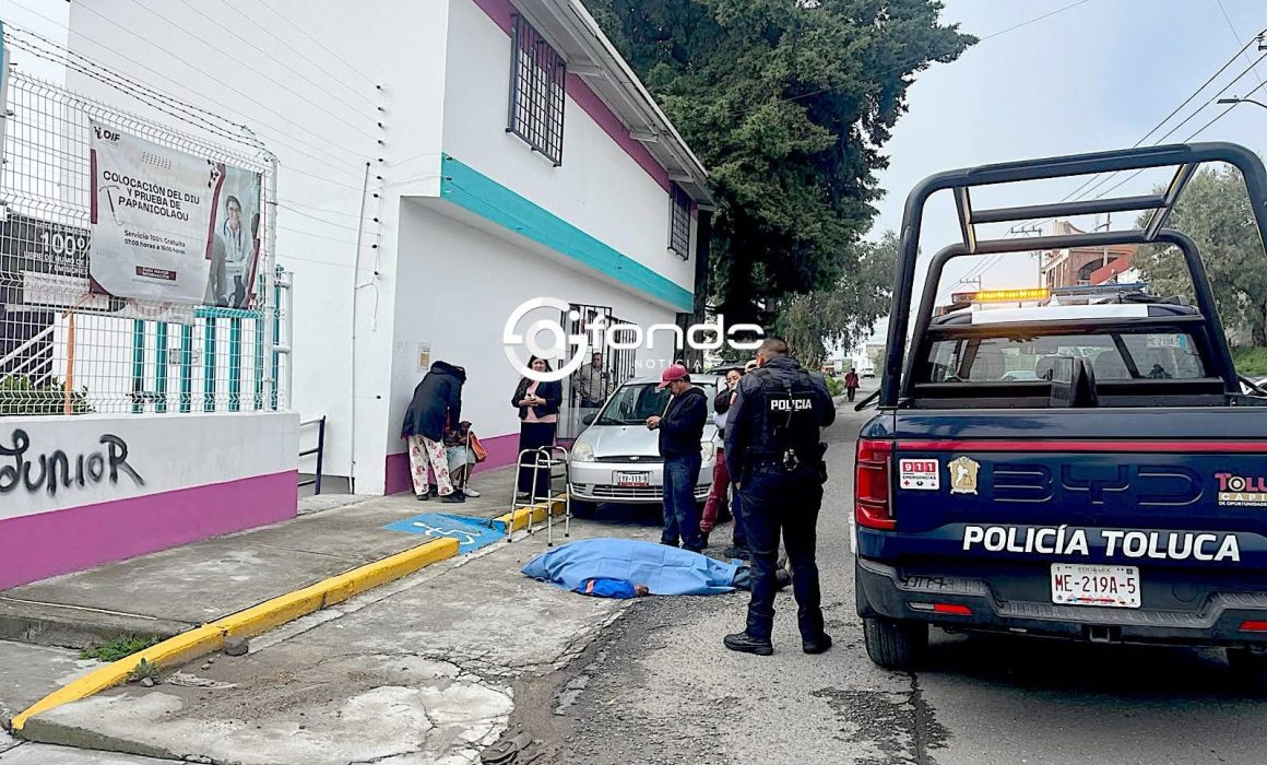 Adulto de 87 años fallece frente a clínica en Toluca tras desvanecerse