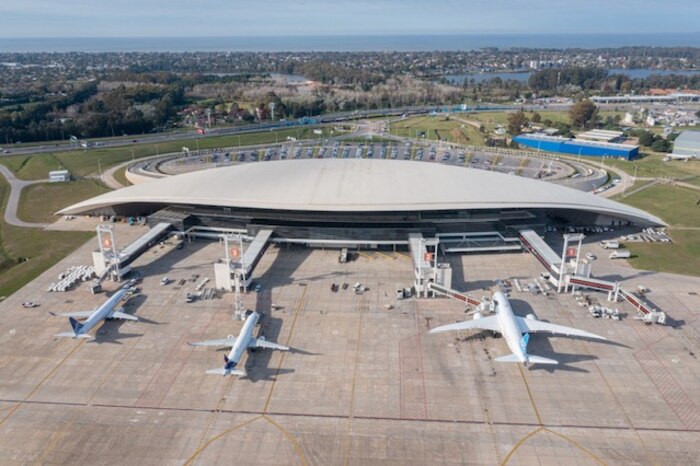 Aeropuerto de Carrasco recibe reconocimiento como Mejor Aeropuerto de América Latina y el Caribe 2025