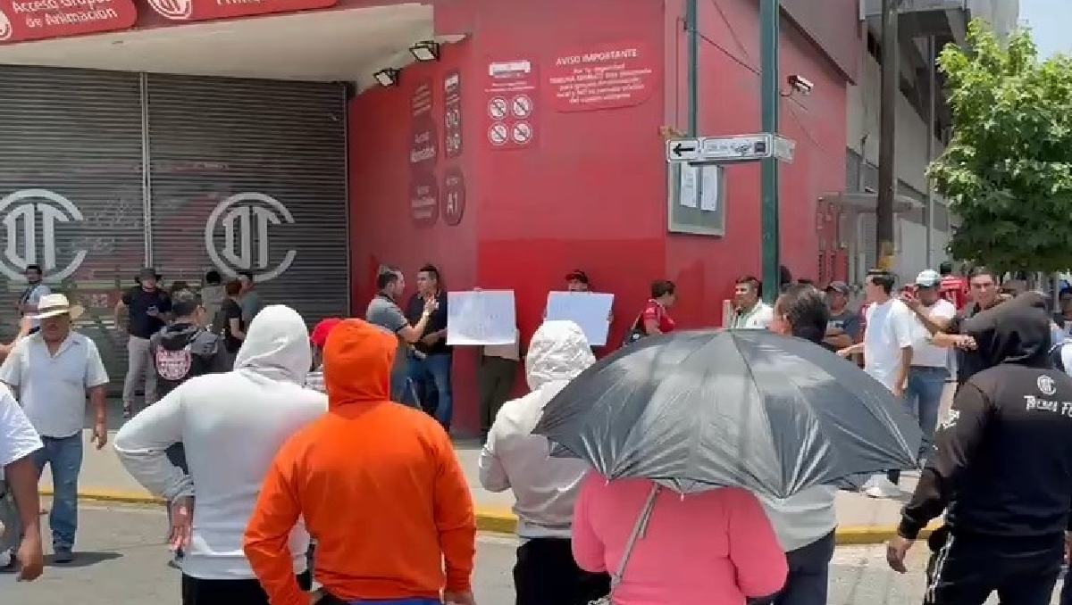 Aficionados bloquean calles en Toluca por falta de boletos para el partido de Toluca contra América, final de Liga MX