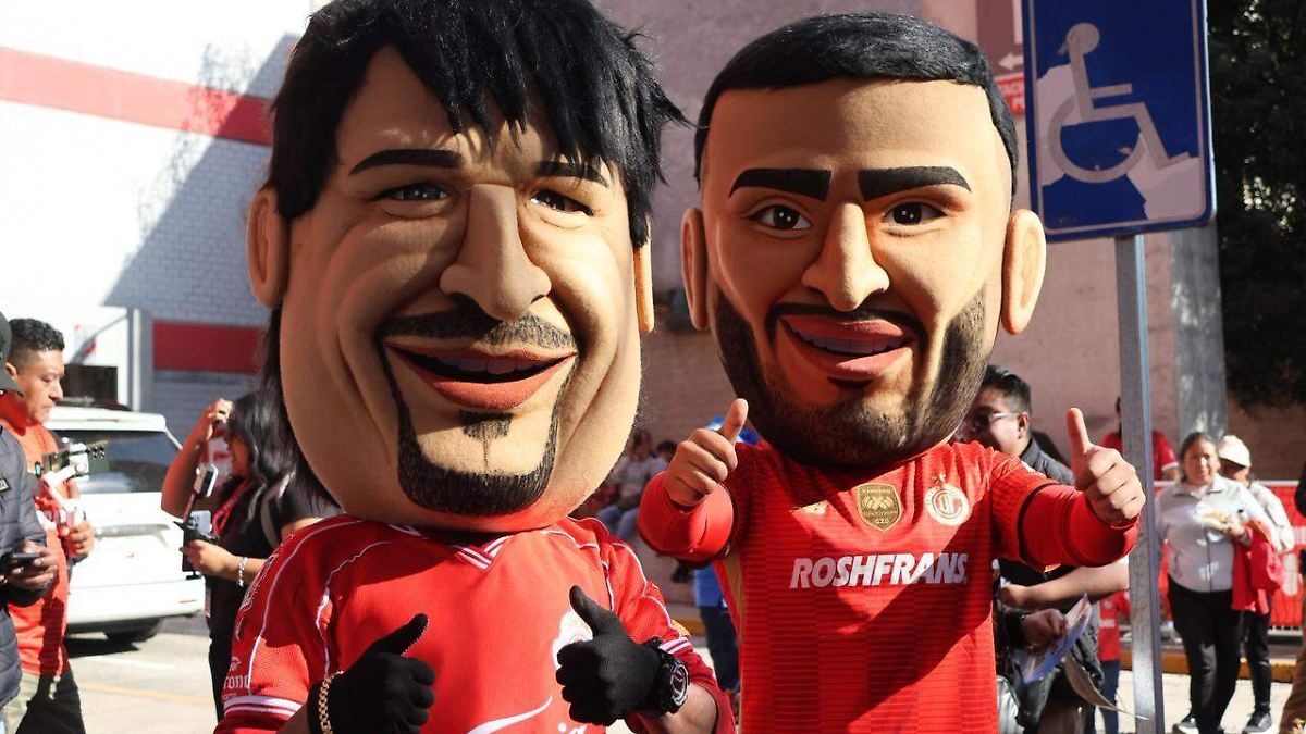 Aficionados de Toluca y Cruz Azul llenan de color la previa del partido en el Estadio Nemesio Díez