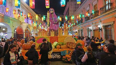 Afluencia en la Feria del Alfeñique de Toluca, a pesar del frío y la oscuridad