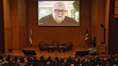Agustín Carstens advierte sobre los riesgos de las monedas digitales privadas y su impacto en el sistema financiero
