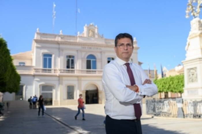 Alcalde de Alfafar solicita agilizar la nacionalización de joven beneficiado con beca Amancio Ortega para evitar perder oportunidad educativa en Canadá