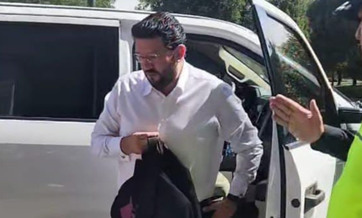 Alcalde de Almoloya de Juárez usa camioneta de lujo en plena austeridad