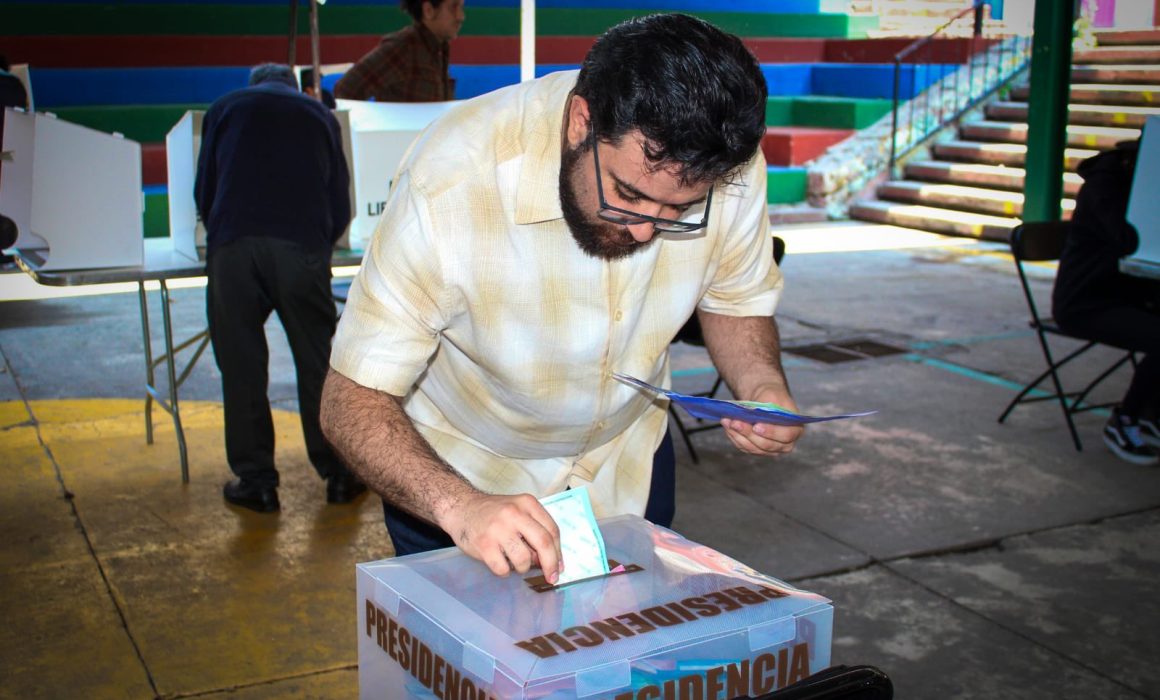 Alcalde de Naucalpan ejercita su voto en histórica elección del Poder Judicial