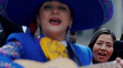 Alcaldesa de Boston enfrenta amenazas federales con mariachi para defender a migrantes