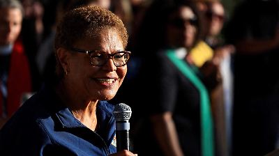 Alcaldesa de Los Ángeles enfrenta a la Administración Trump por políticas migratorias y promete mantener su postura