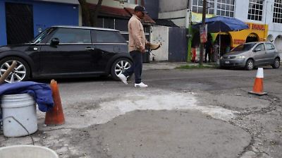 Alejandro, el reparador autodidacto que combate los baches en el Valle de Toluca