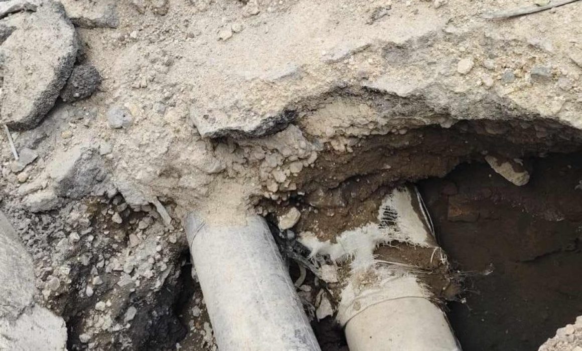 Alerta en Los Reyes La Paz por socavón en calle frente a escuela tras caída de camión