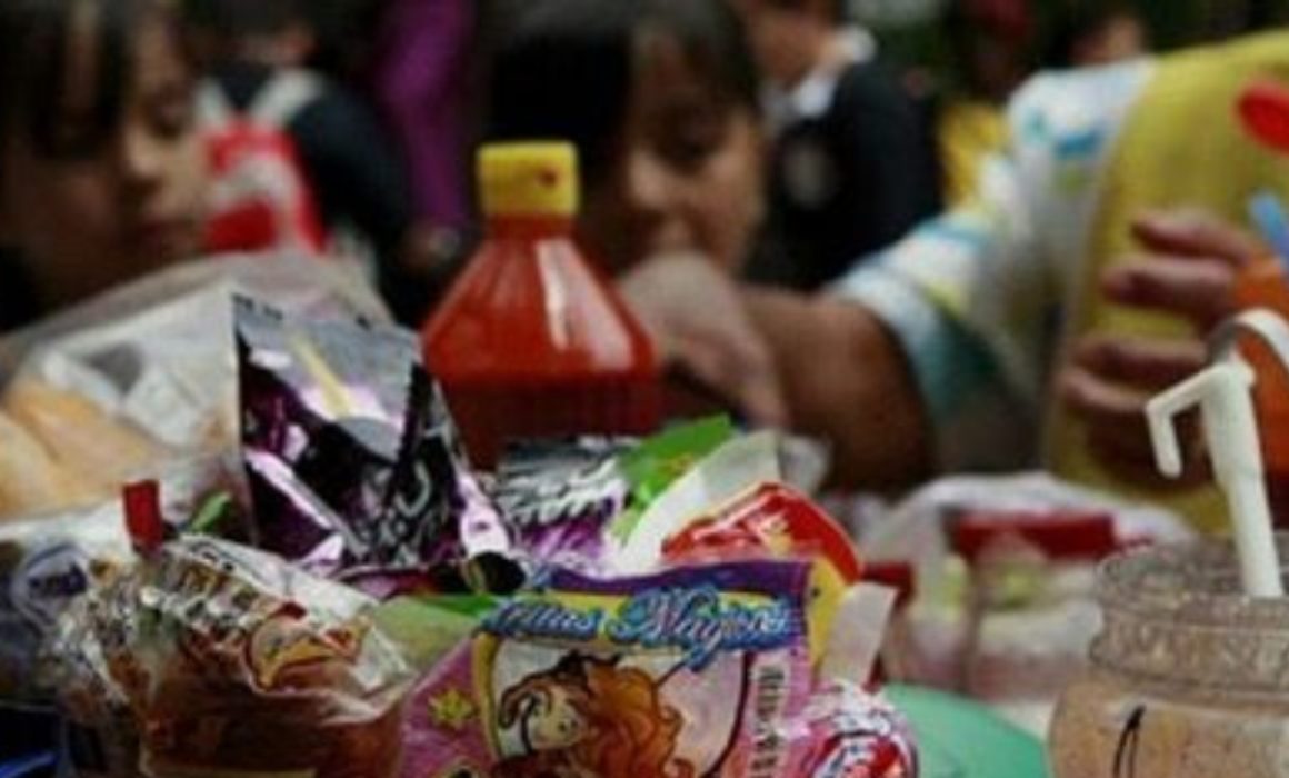 Alerta por comida chatarra en escuelas del Edomex