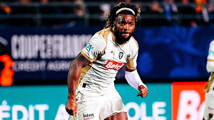 Allan Saint-Maximin debuta con el RC Lens y recibe cánticos ofensivos de la afición francesa en respuesta a insultos de seguidores del América